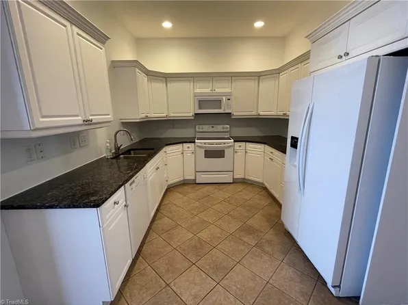 360 S Elm St APT 211, Greensboro, NC 27401