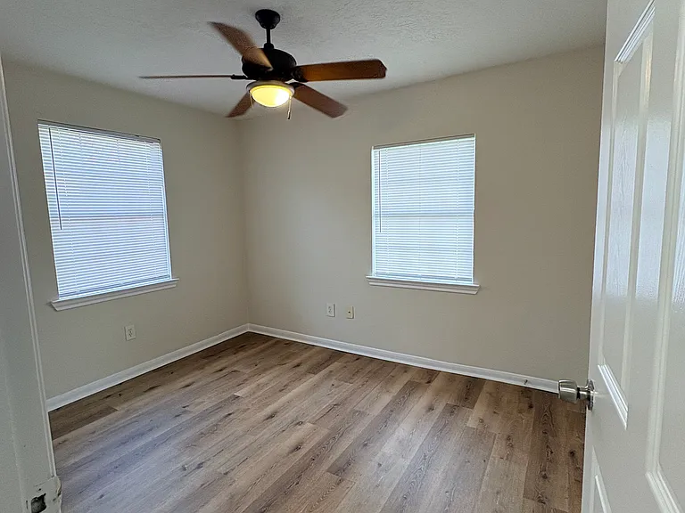 2105 Kingsdale Dr — Photo 7