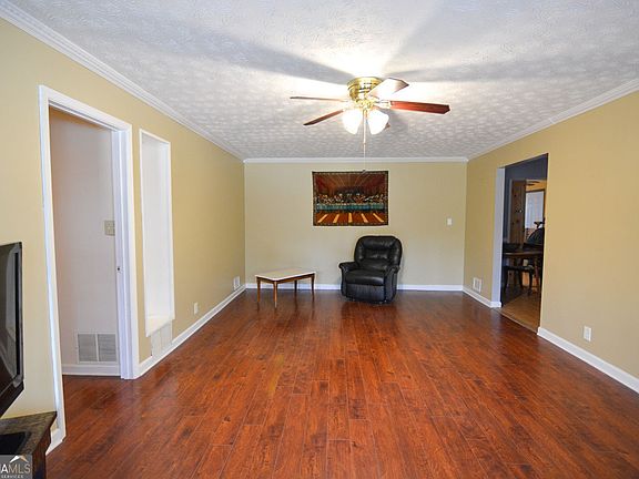 4th image of 692 Davis Rd