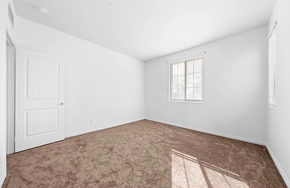 8 bed, 3998 sqft, $999 — Photo 4
