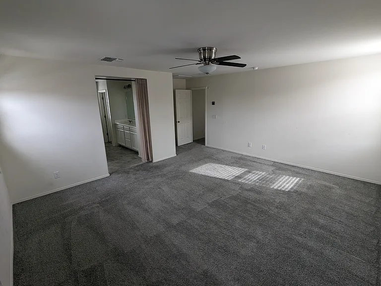 47 E Constitution Dr — Photo 26
