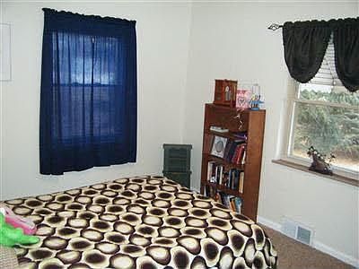 4th image of 207 N Hill St