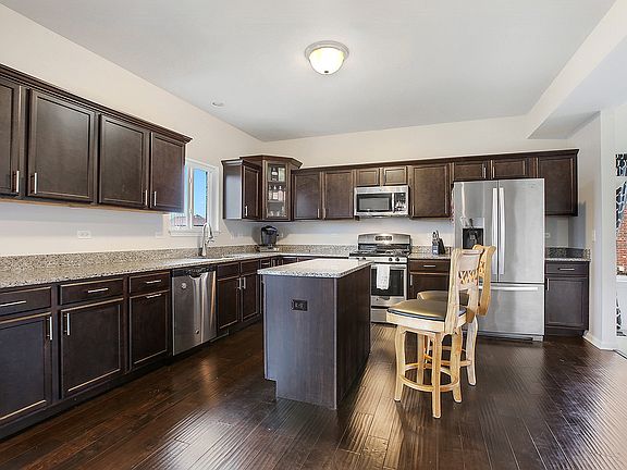 4th image of 839 Somerset Ct