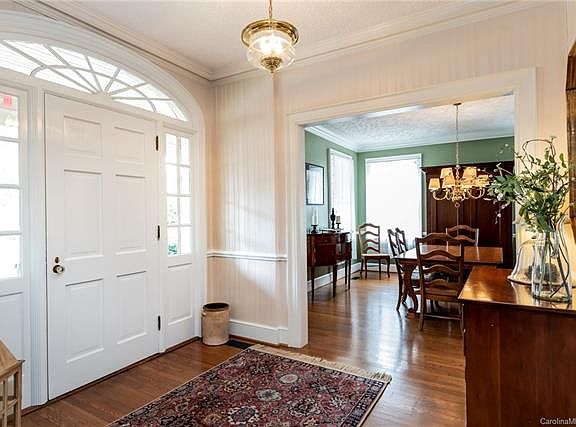 5th image of 513 1st Ave NW