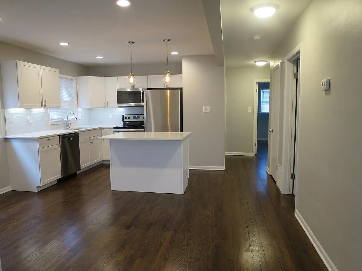 3 bed, 1217 sqft, $2,095 — Photo 1