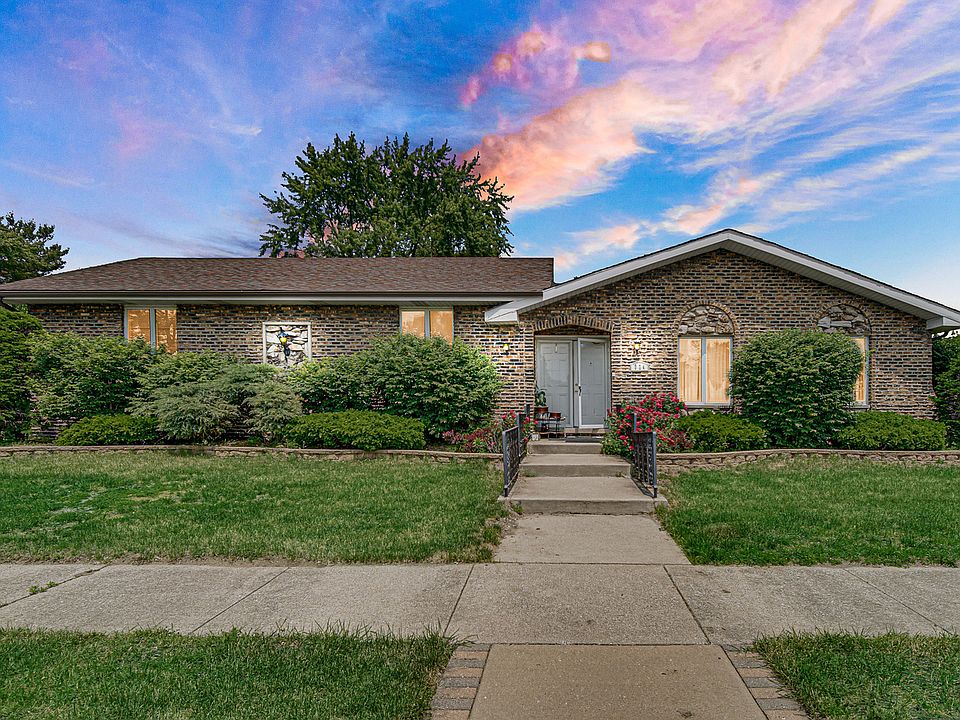 2nd image of 324 E 173rd Pl