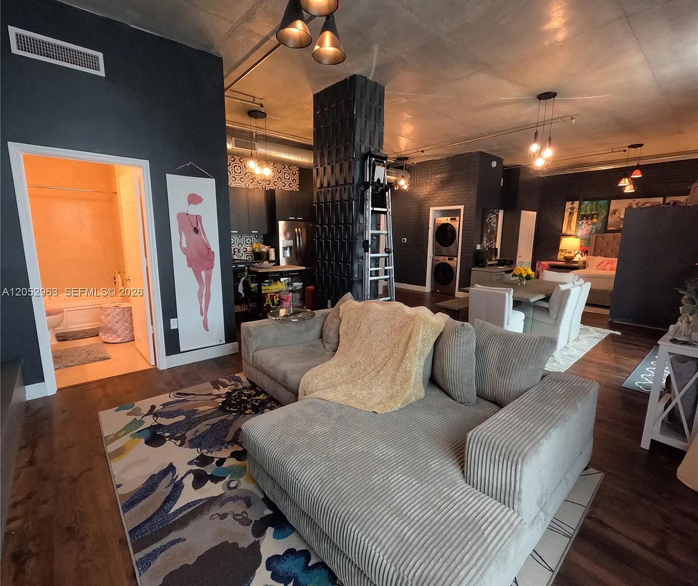 2100 Van Buren St — Photo 1