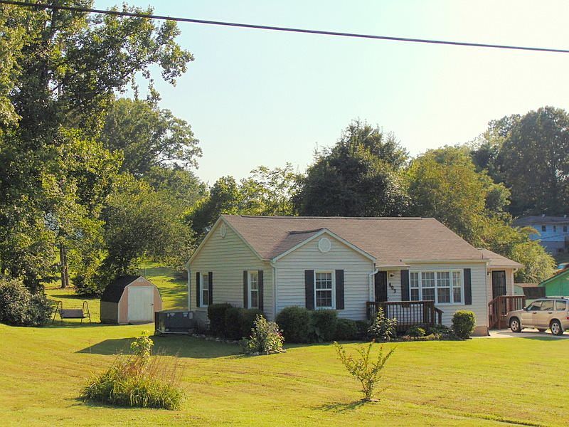 2nd image of 403 Molyneux Ave
