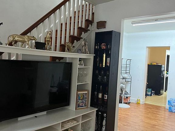 3rd image of 829 W Ritner St