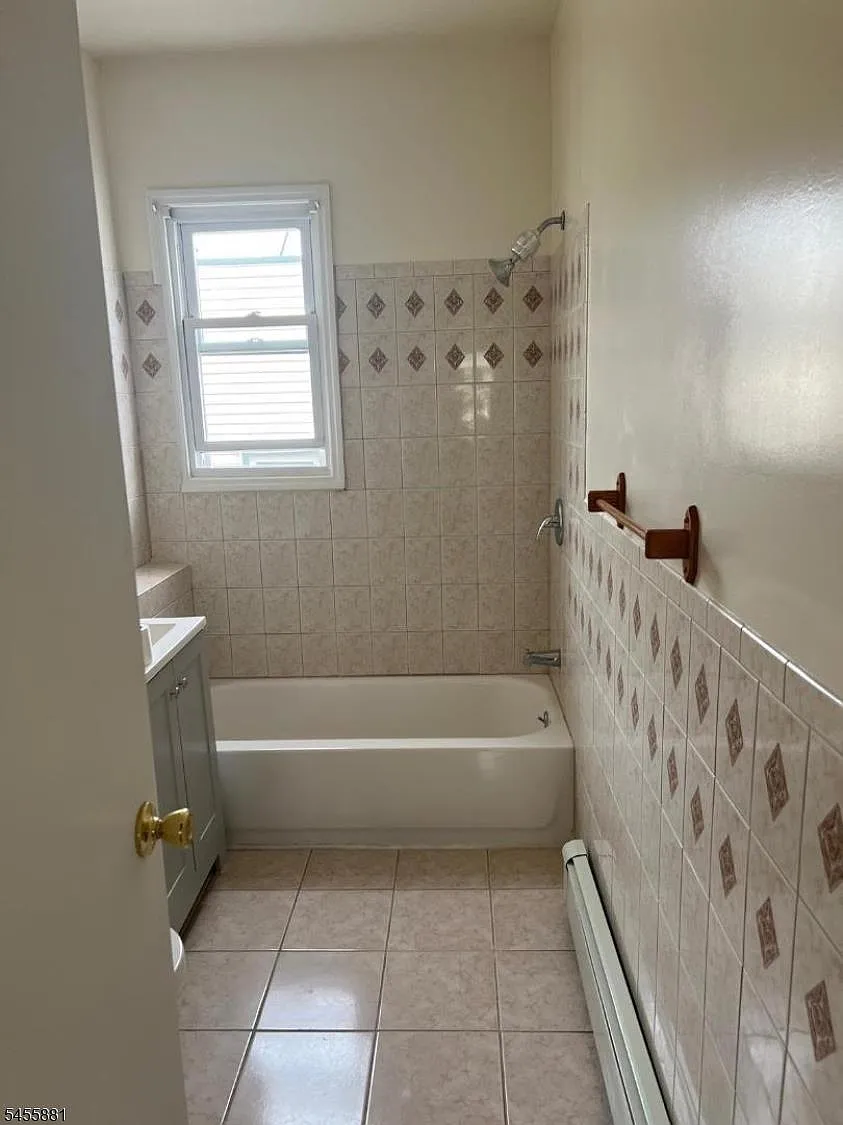 3 bed, 1.0 bath, $2,200 — Photo 2