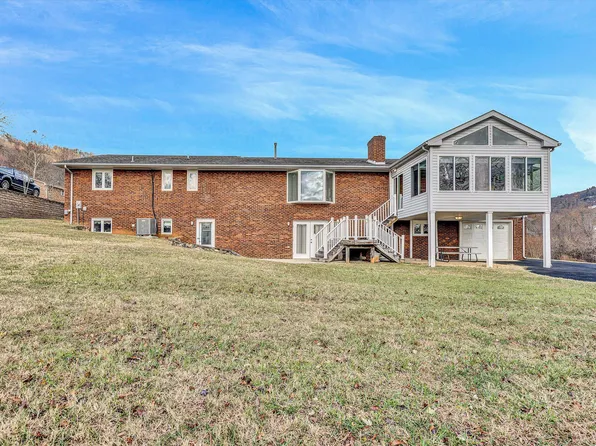 3918 Poplar Grove Dr, Vinton, VA 24179