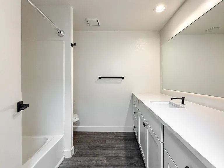 Avalon Court Apartments — Photo 24