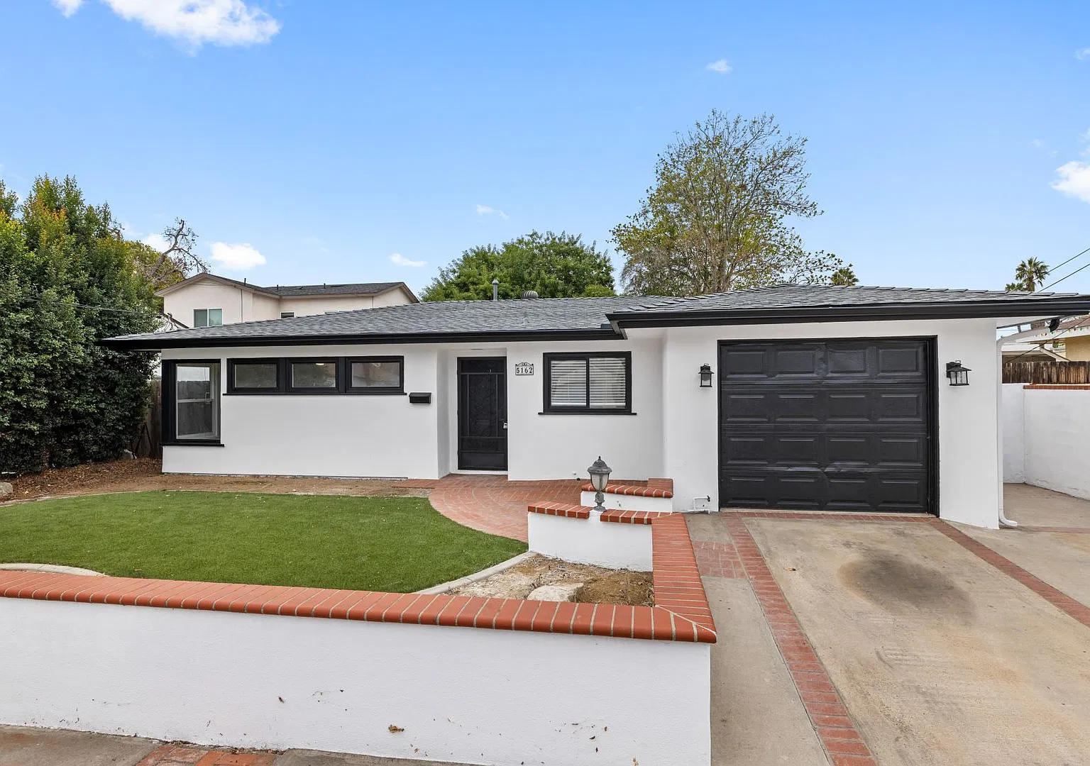 Nice 5 bedroom house on Ewing! — Photo 2