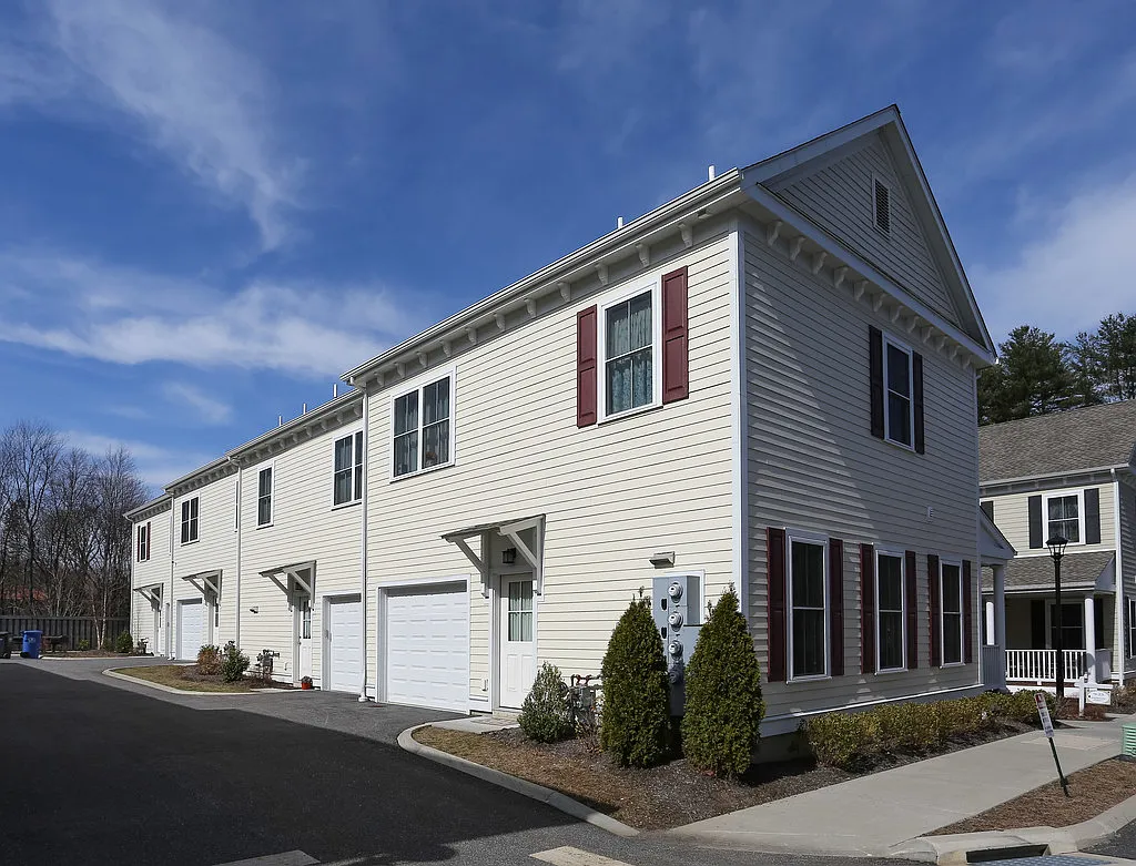 2 bed, 2.5 bath, 1058 sqft, $3,600 — Photo 3