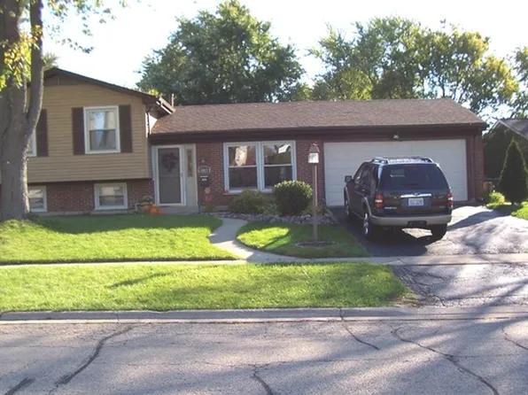 8069 S Brockton Ct, Hanover Park, IL 60133