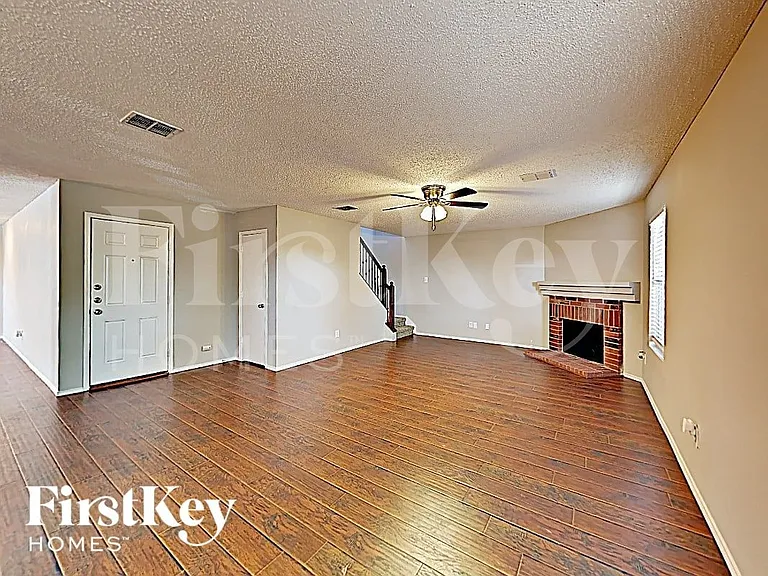 1001 Mazourka Dr — Photo 2