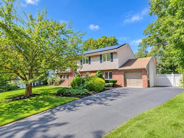 137 Ridgewood Avenue, Farmingville, NY 11738