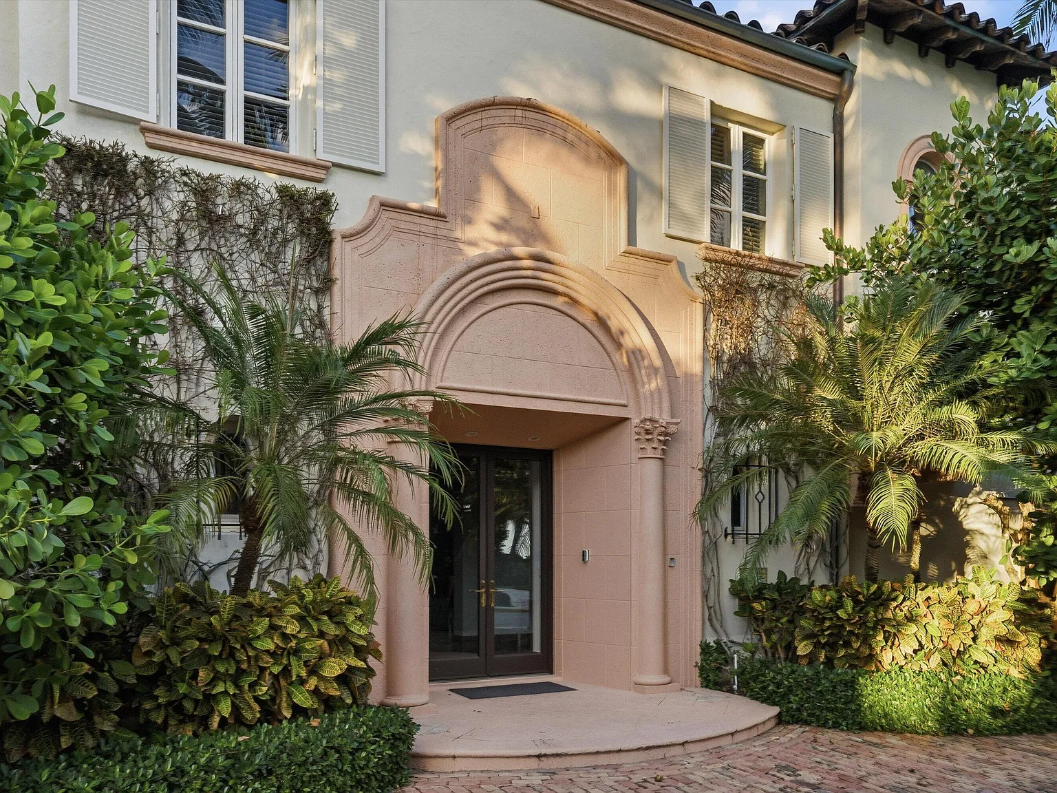 6 bed, 8.0 bath, 5410 sqft, $70,000 — Photo 3
