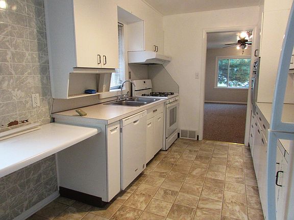 2nd image of 216 Burnham St W
