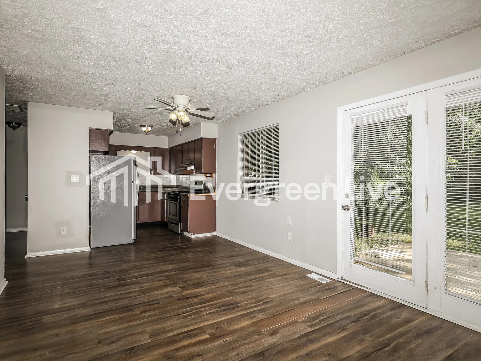 3 bed, 2.0 bath, 1289 sqft, $1,595 — Photo 2