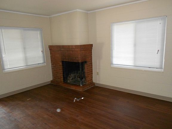 3rd image of 2205 W De Ovan Ave