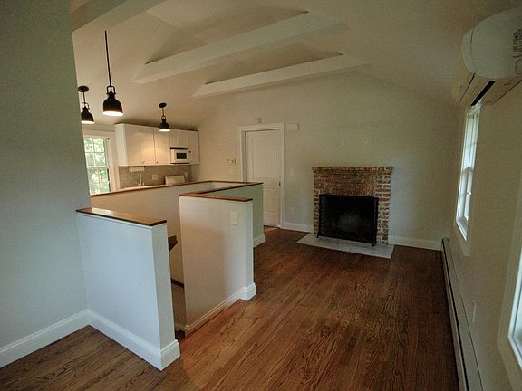 4th image of 94 Millport Ave