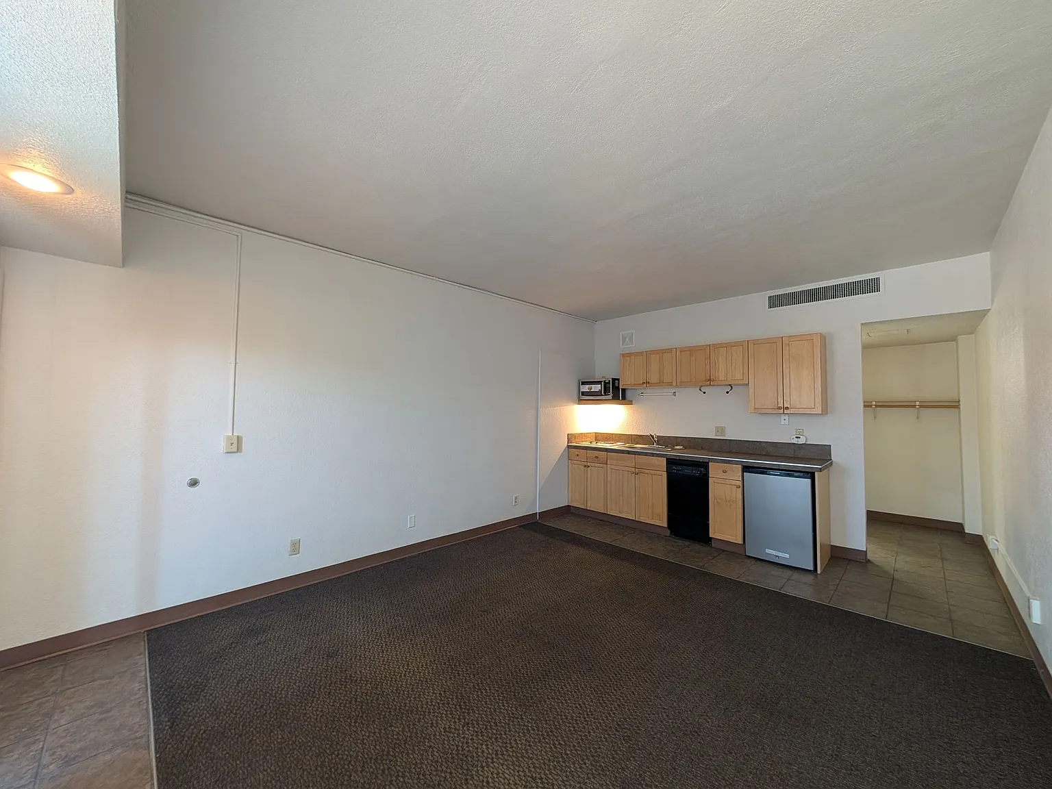 Poolside Studio Apts. — Photo 3