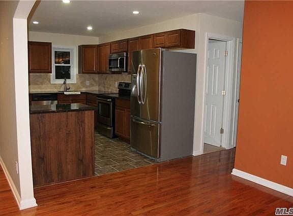 3rd image of 102 Lake Ave