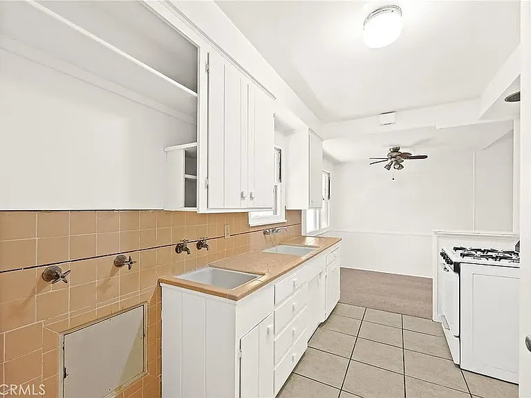 130 E Saint Joseph St #C — Photo 5