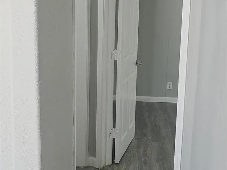407 E Homan St — Photo 20