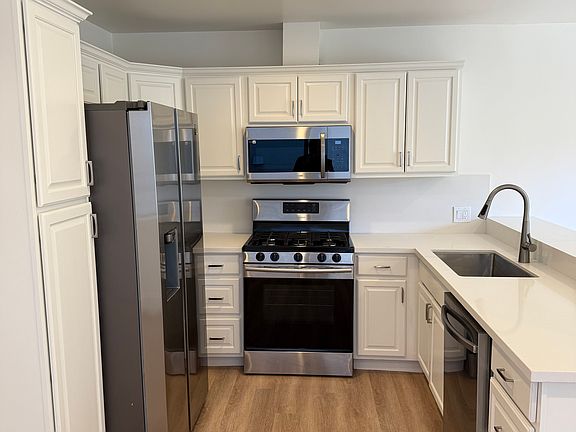3rd image of 921 Granville Ave APT 1