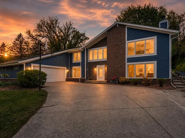 820 Crestwood DRIVE, Waukesha, WI 53188