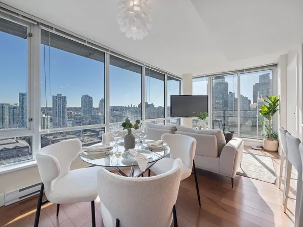 1088 Richards St #1801, Vancouver, BC V6B 0J8