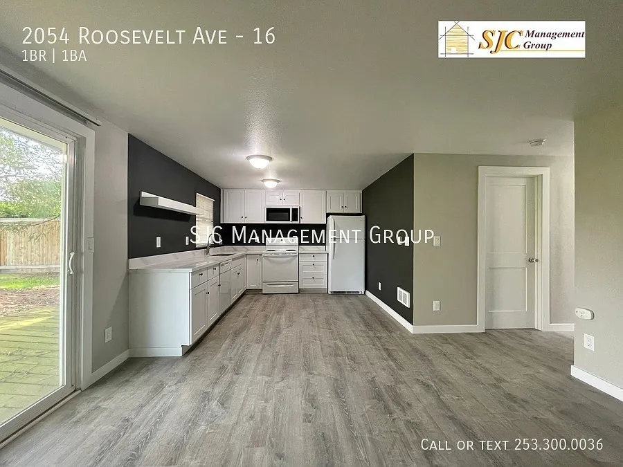 Building Photo - 2054 Roosevelt Ave #16
