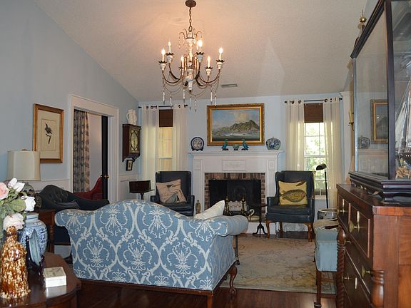 3rd image of 622 Bluebird Ln.