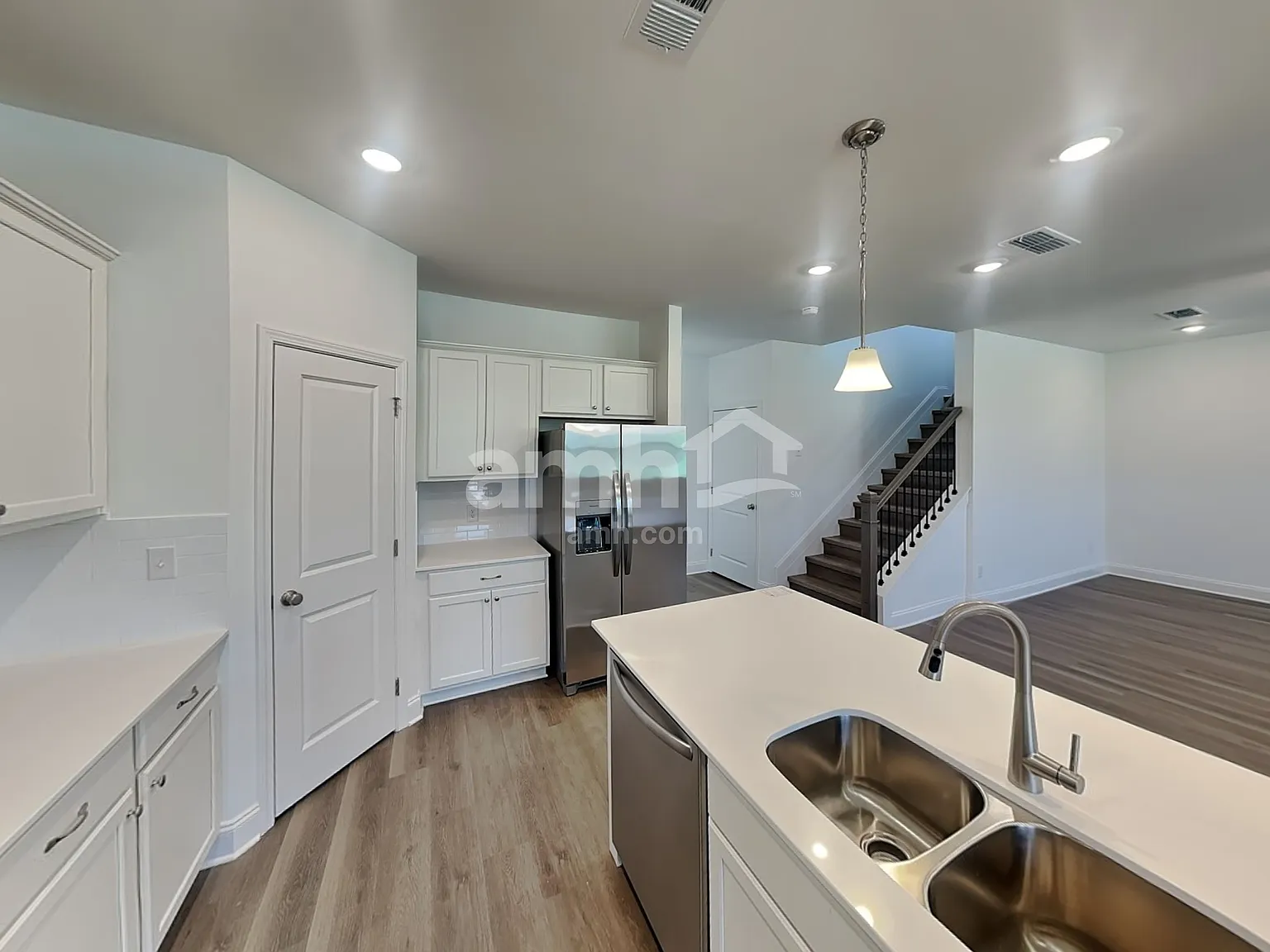 4 bed, 2.5 bath, 2075 sqft, $2,840 — Photo 3