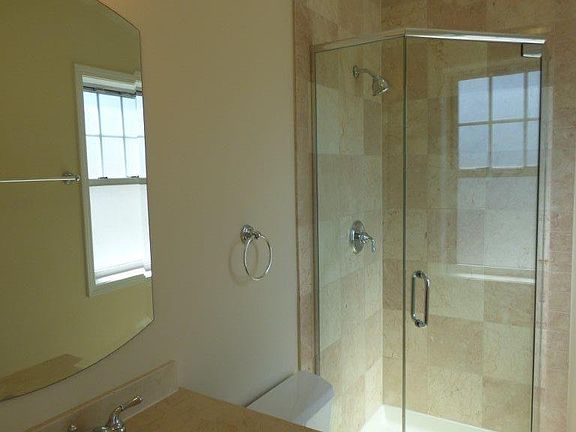 3rd image of 2053 W Summerdale Ave Unit 2