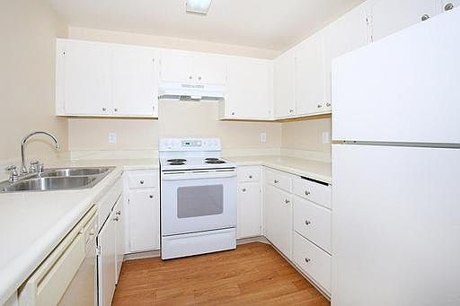 2nd image of 606 27th St APT 32