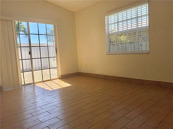 4th image of 21210 NE 9th Pl APT 4