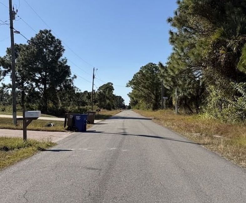 Exterior Neighborhood (street photo)