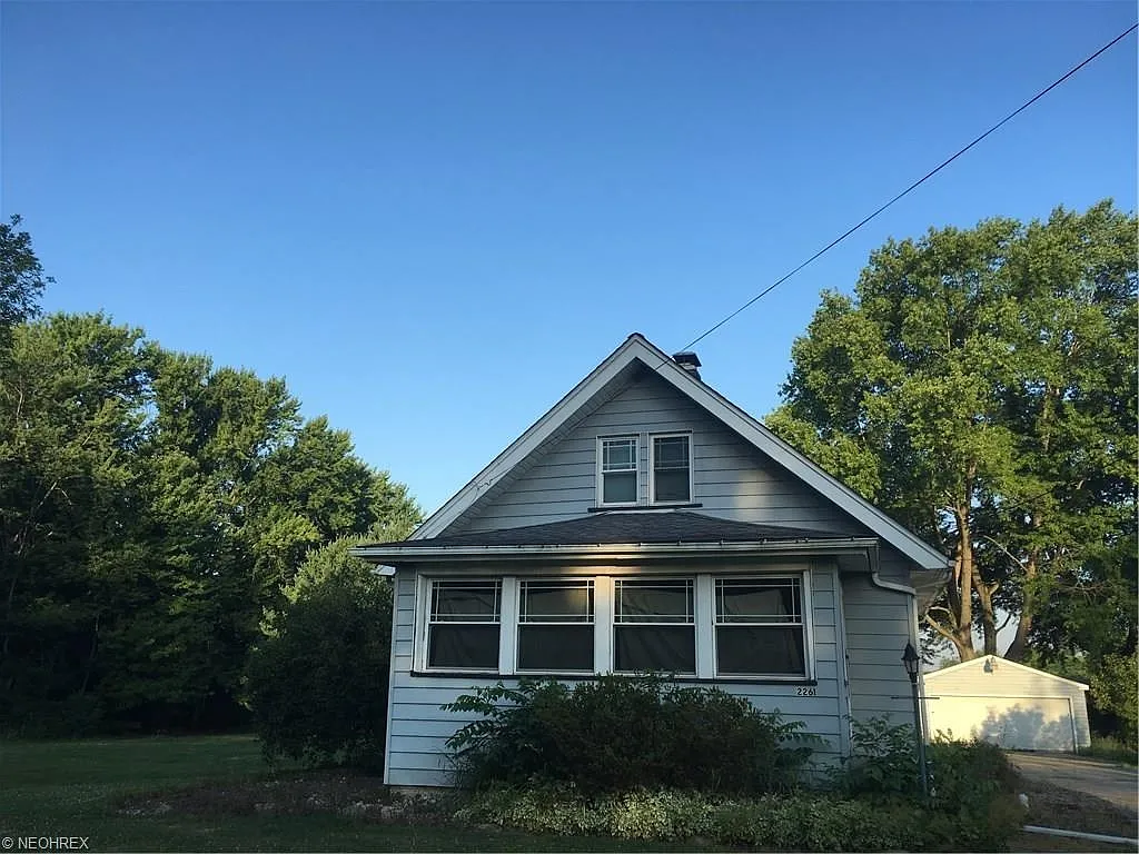 2261 Niles Cortland Rd NE photo 1