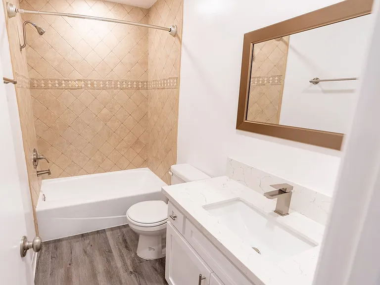 1635 North Martel Avenue — Photo 32