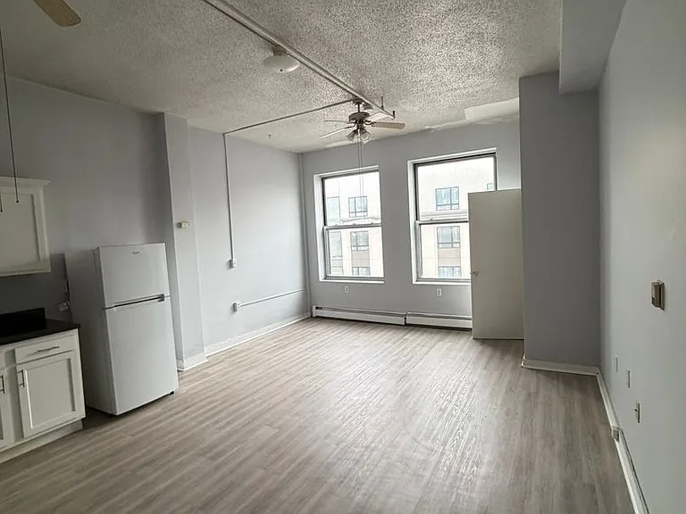 292-300 Main St — Photo 3
