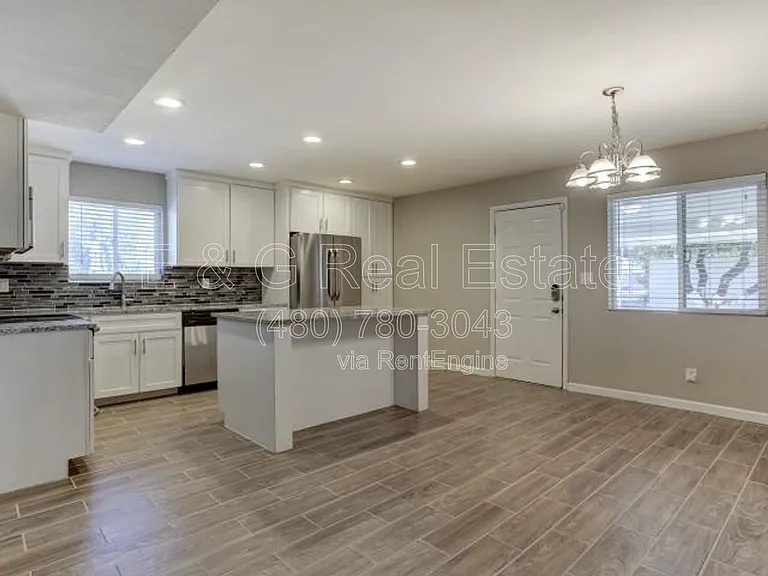 1527 W Huntington Dr — Photo 2