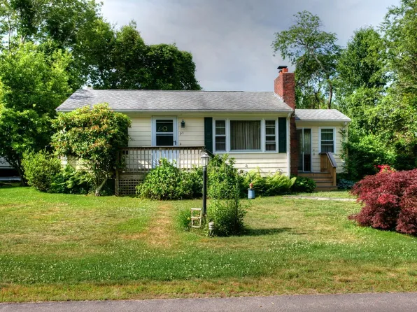 90 Daytona Ave, Narragansett, RI 02882