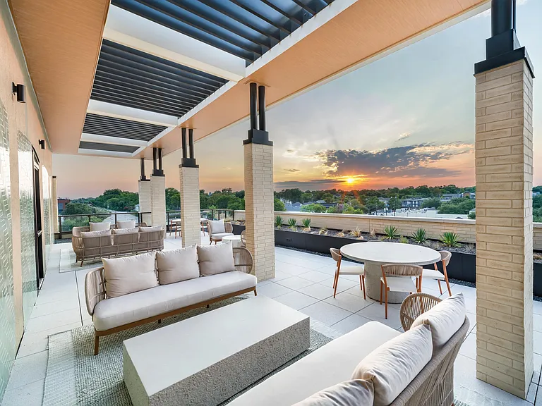 Take in sweeping Dallas sunsets from Modera Trailhead's stylish rooftop lounge, designed for both relaxation and connection.