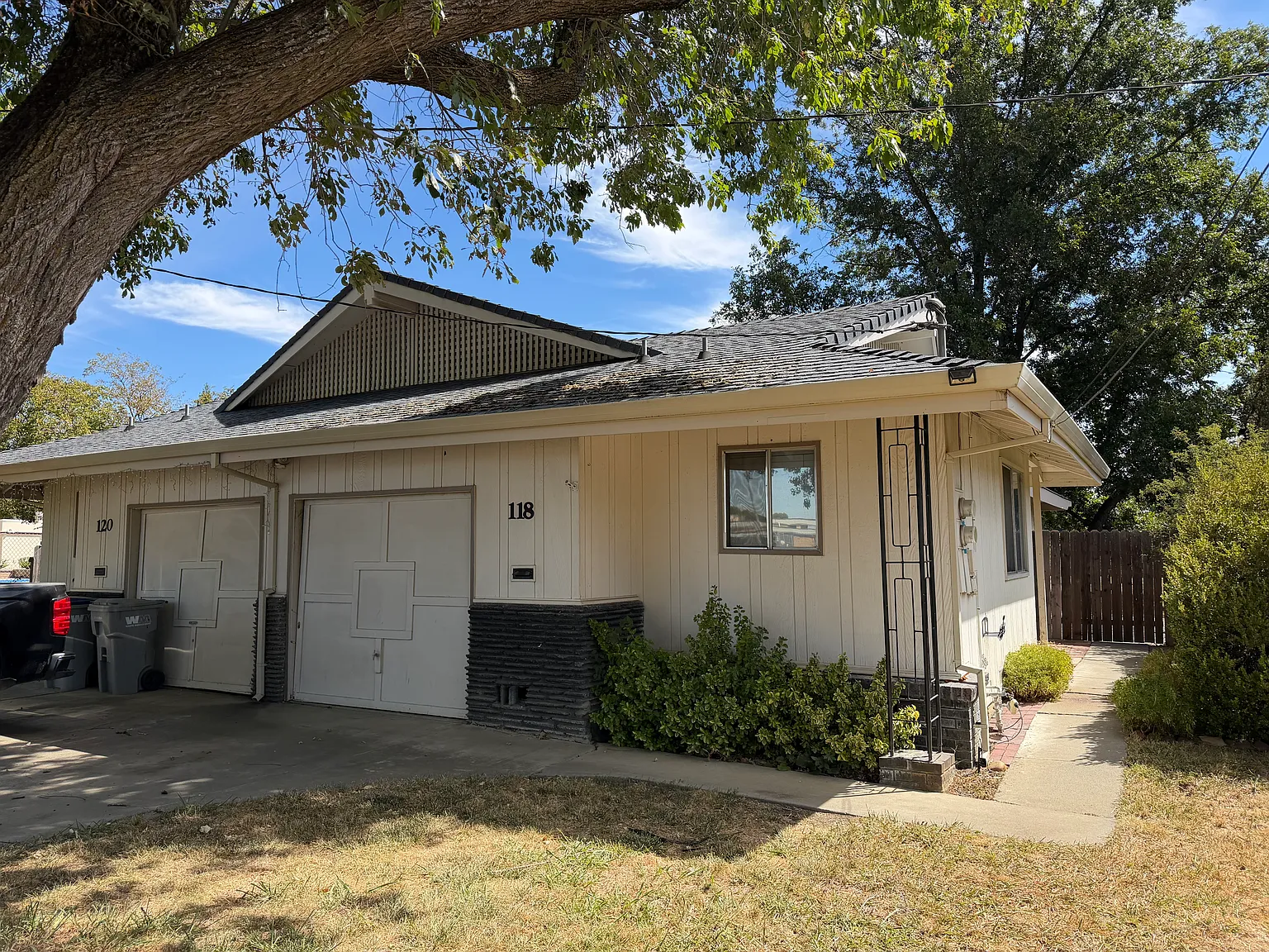 2 bed, 840 sqft, $1,900 — Photo 1