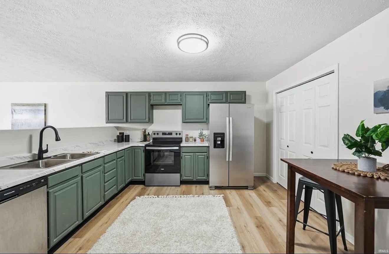 3 bed, 1024 sqft, $1,550 — Photo 4