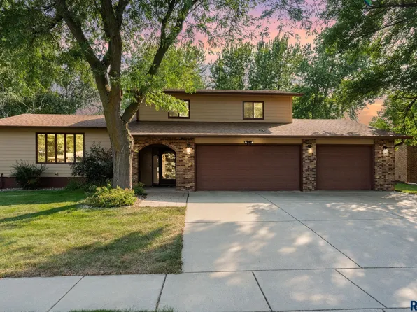 2433 E Stanton Dr, Sioux Falls, SD 57103