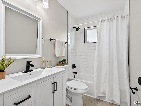 3rd image of 390 Versailles Dr